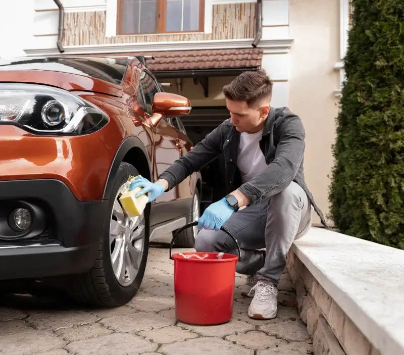 Lavage auto à domicile Plouzévédé : professionnel intervenant sur un véhicule